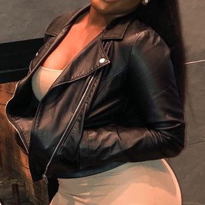 BLACK WOMENS LEATHER JACKET (SIZE 6/MEDIUM)